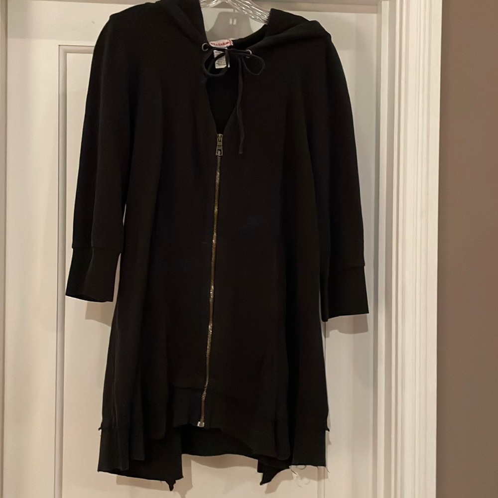 Wearables raw-edge bottom, zip-up hoodie in blk. Bottom is zig-zag raw edge.